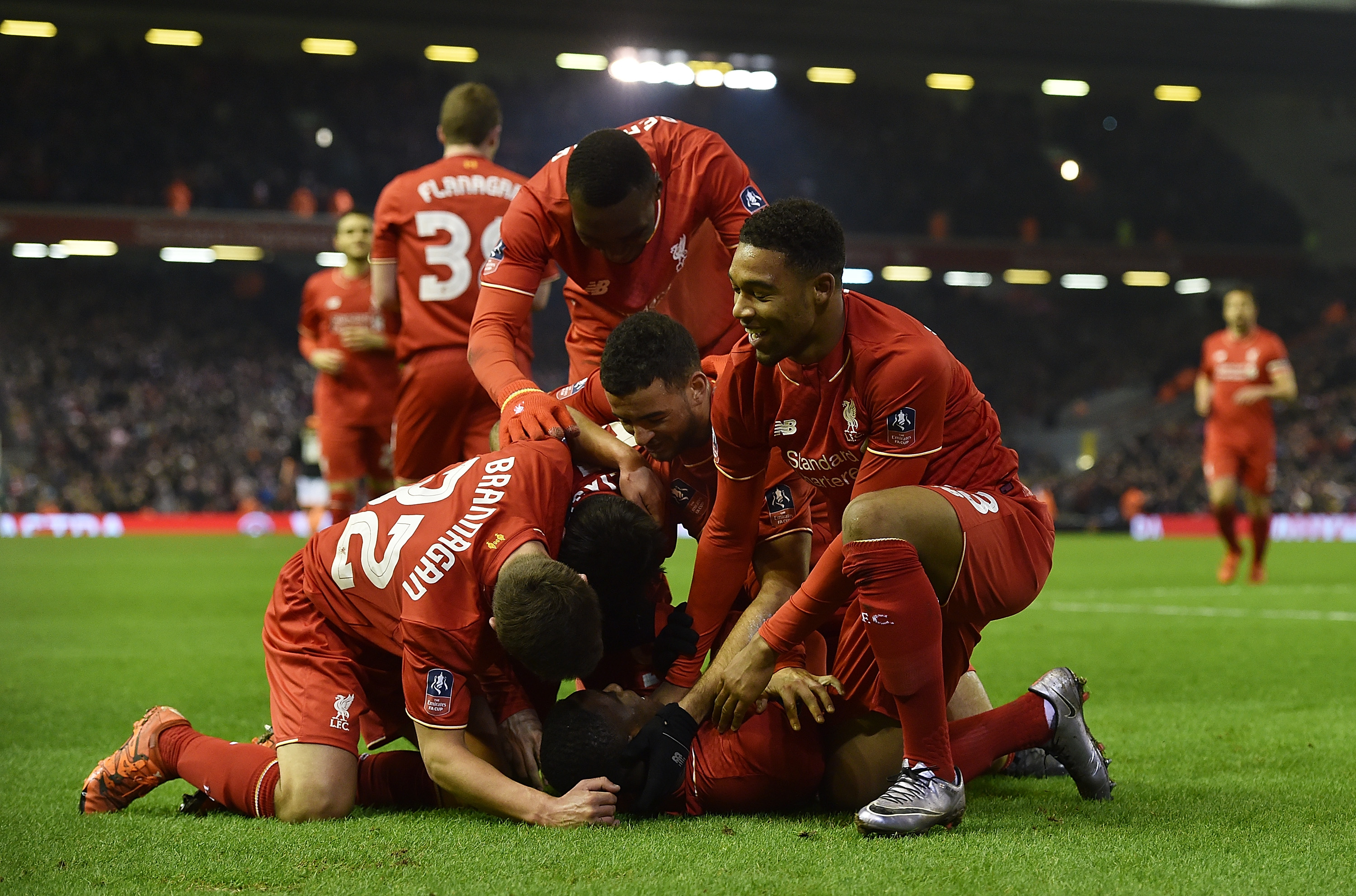 太难了！湖人找回手感外线接连命中 但火箭阿门小贾冲垮湖人防线（湖人外线回暖连连命中，仍被火箭阿门、小贾强突打穿防线）