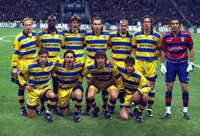 广州对徐杰犯规，裁判未响哨！替补席众将摊手挠头疑惑不解（徐杰遭广州队犯规未获吹罚，裁判未响哨，替补席众将摊手一脸疑惑）